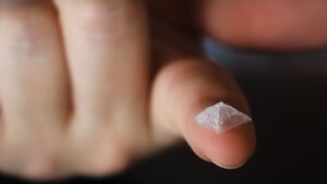 dedo com um cristal de sal mostrando um dos tipos de sal na cozinha profissional