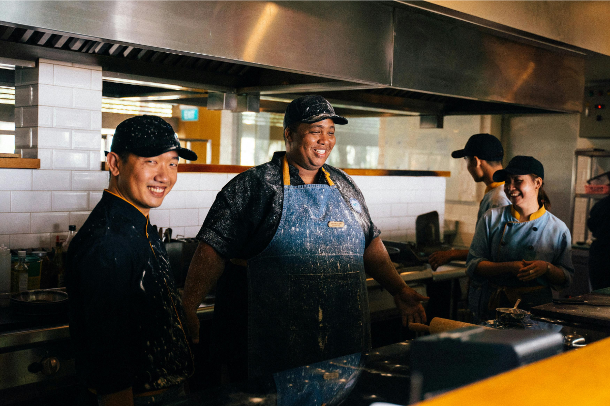 Por que os cozinheiros falam “marchando”, “rasgueiragem” e outras gírias na cozinha?