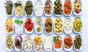 Ingredientes dispostos em uma organização de mise en place