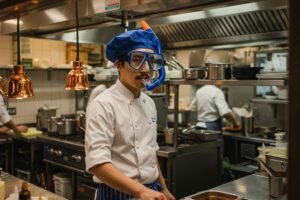 Cozinheiro nadando em uma cozinheiro com muitos erros travando o serviço do restaurante