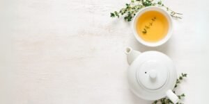 Foto de uma xícara de Chá com chás que ajudam descansar melhor