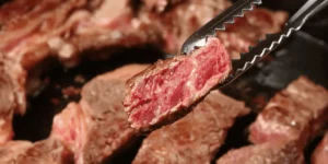 Carne cortada mostrando o ponto da carne mal passado