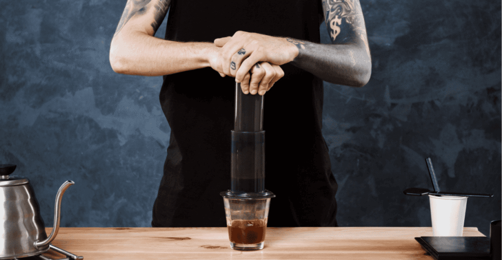 Barista fazendo café na aeropress
