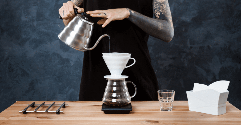 Barista fazendo café no coador v60 da hario