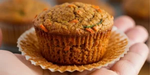Muffins de bolo de cenoura com abobrinha na palma da mão