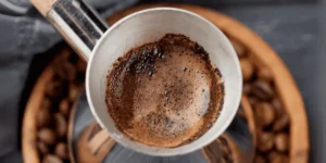 Coador de café com borra dentro, que pode ser usada como repelente natural