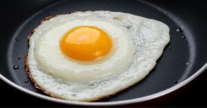 Como fazer ovo frito perfeito sem grudar