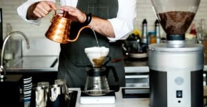 Barista em uma estação de café