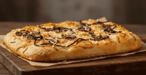 Focaccia de fermentação natural com cebola caramelizada e parmesão usando levain