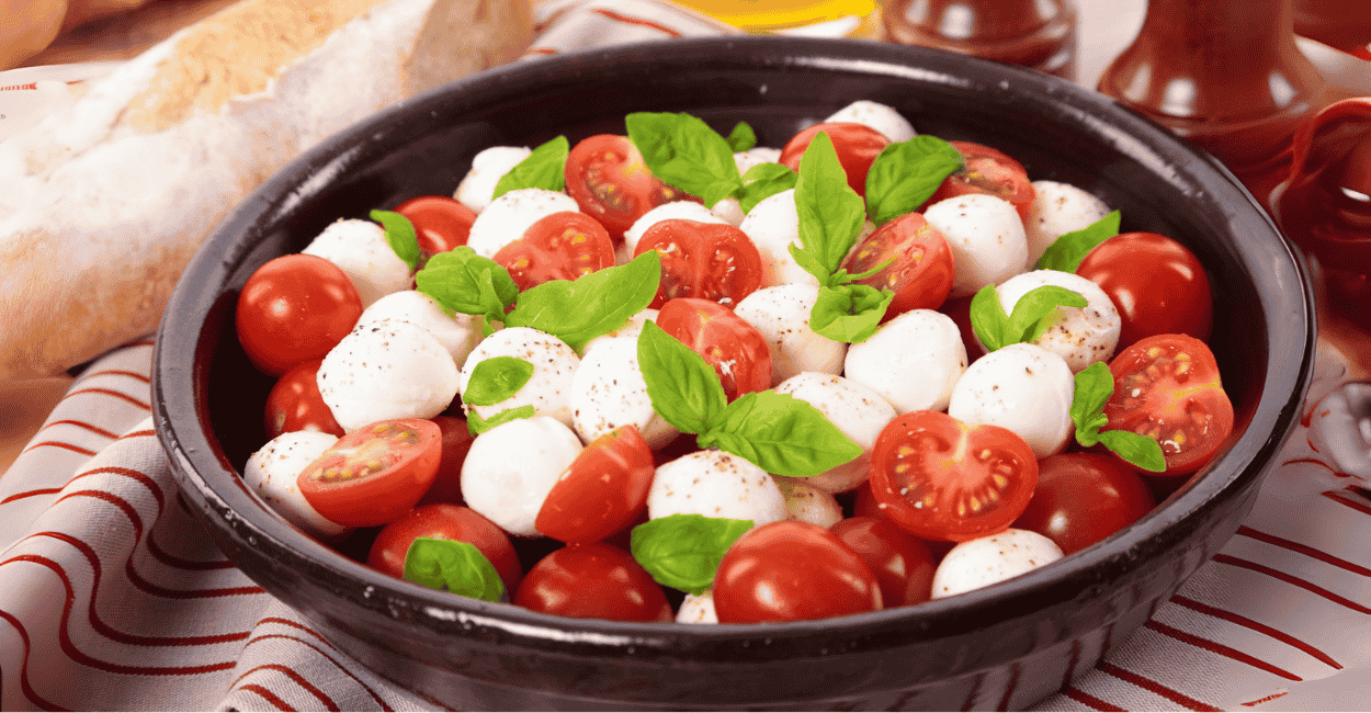 Essa Salada Italiana Tá Bombando e Só Leva 3 Ingredientes