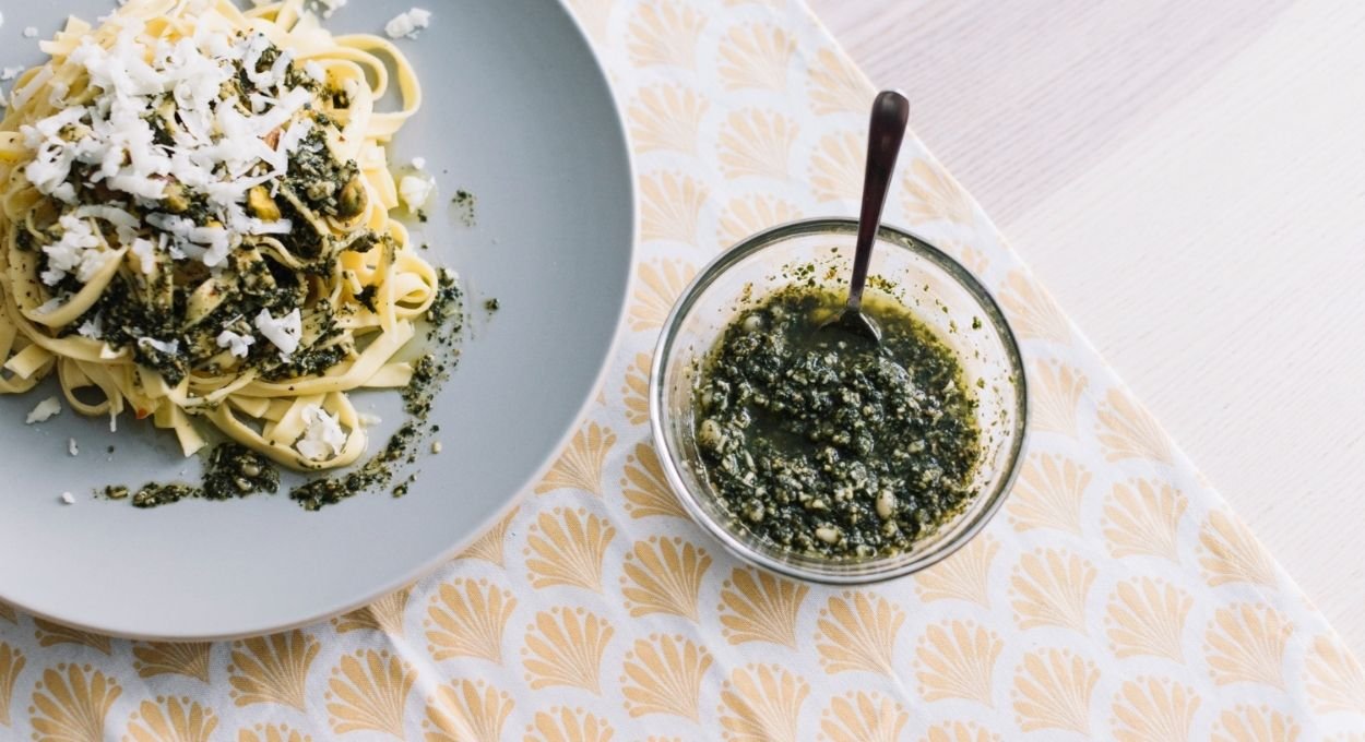 Nunca mais compre pesto pronto: estas receitas caseiras são mais fáceis e saborosas