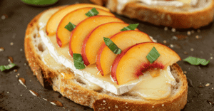Toast de Queijo Brie com Nectarina