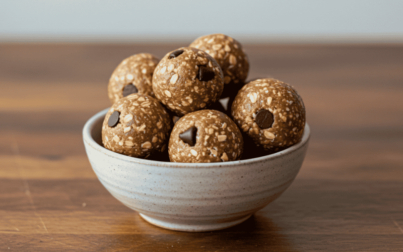 Sem forno e sem complicação: as bolinhas proteicas que saciam e ainda matam a vontade de doce