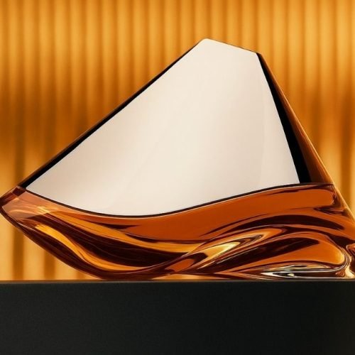 Bowmore e Aston Martin fecham parceria com uma obra-prima colecionável