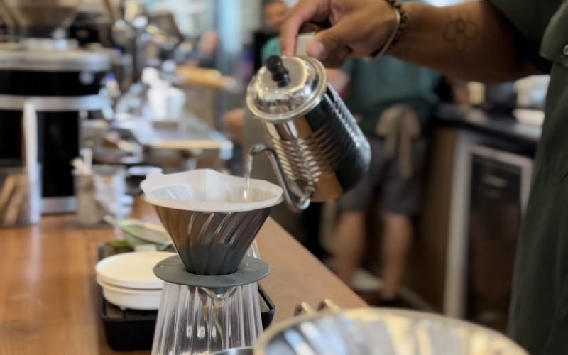 Passando café coado V60