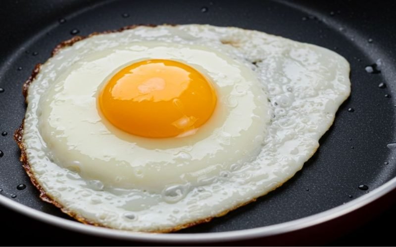 O Segredo para Ovo Frito Perfeito — Sem Grudar e Sem Estresse