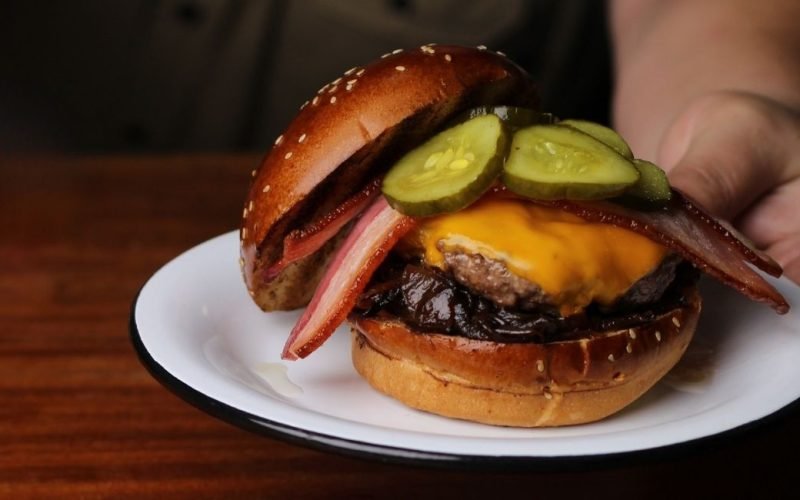 Você Provavelmente Não Faz Hambúrguer Assim, Mas Deveria