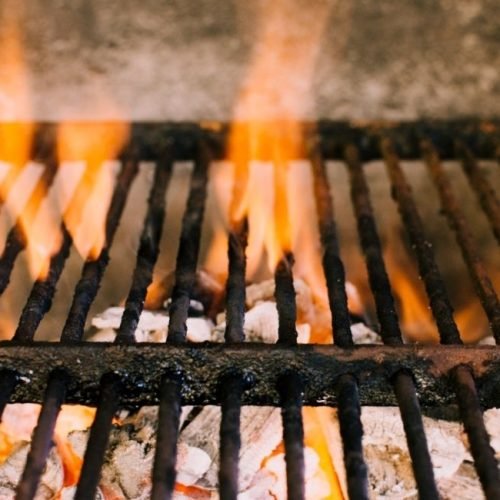 Como limpar grelha de churrasqueira: guia prático e eficiente