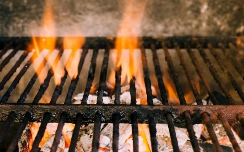 Como limpar grelha de churrasqueira: guia prático e eficiente