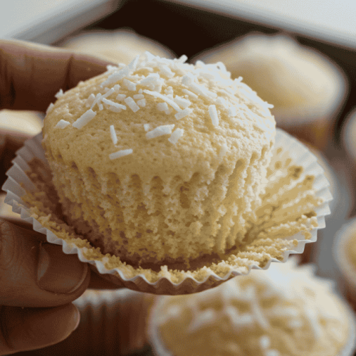 Cupcakes fofinhos de coco com recheio cremoso que roubam a cena em qualquer mesa