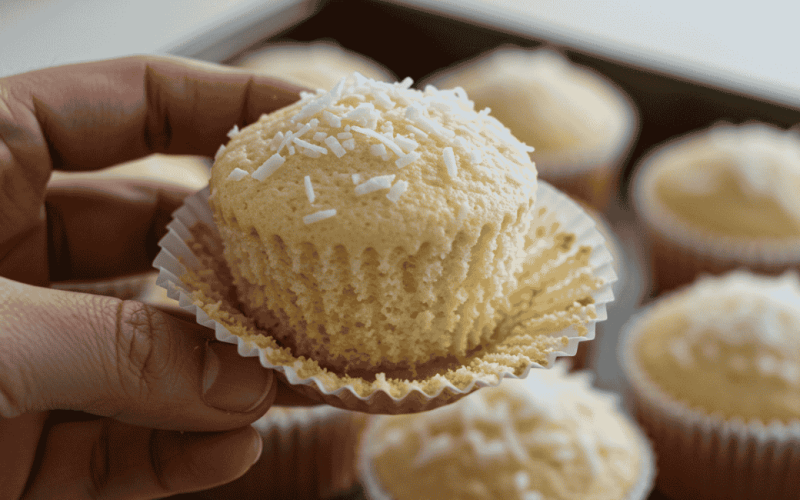 Cupcakes fofinhos de coco com recheio cremoso que roubam a cena em qualquer mesa