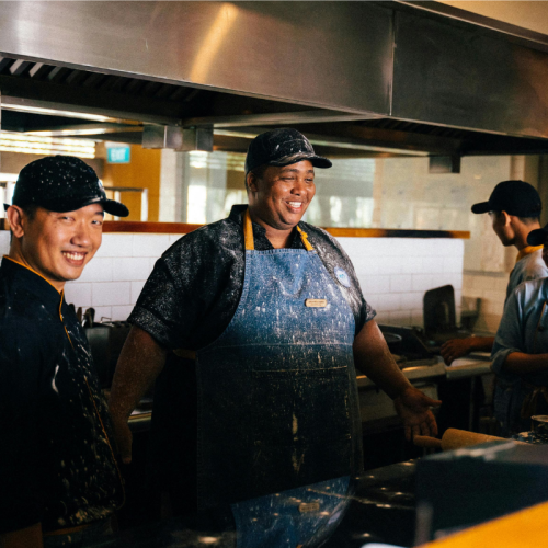 Por que os cozinheiros falam “marchando”, “rasgueiragem” e outras gírias na cozinha?