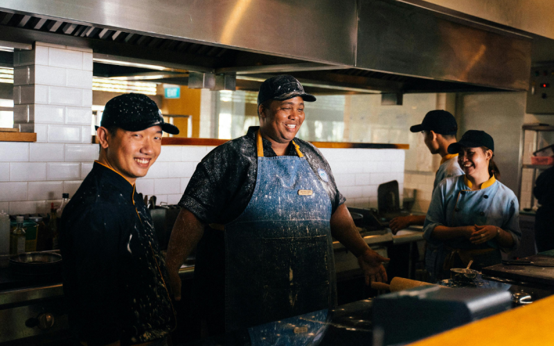 Gírias de Cozinha Profissional: Marchando, Rasgueiragem e o Vocabulário Real da Linha de Fogo