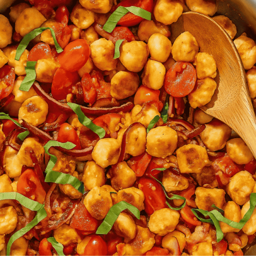Esqueça o nhoque cozido: essa versão grelhada com tomatinho é puro sabor e textura