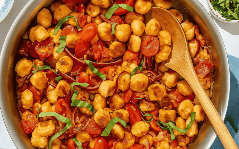 Esqueça o nhoque cozido: essa versão grelhada com tomatinho é puro sabor e textura