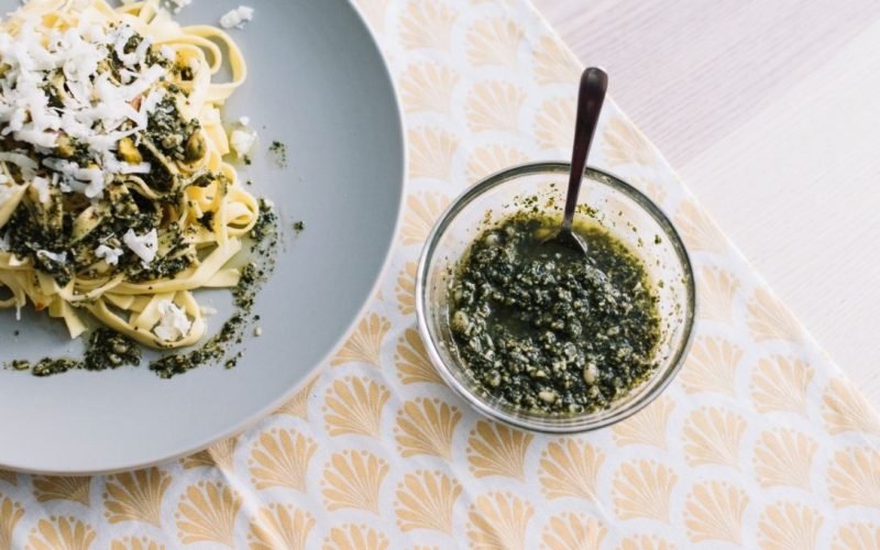 Nunca mais compre pesto pronto: estas receitas caseiras são mais fáceis e saborosas