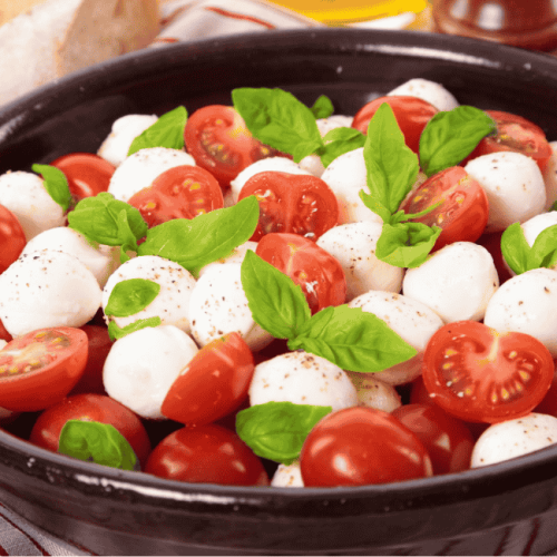 Essa Salada Italiana Tá Bombando e Só Leva 3 Ingredientes