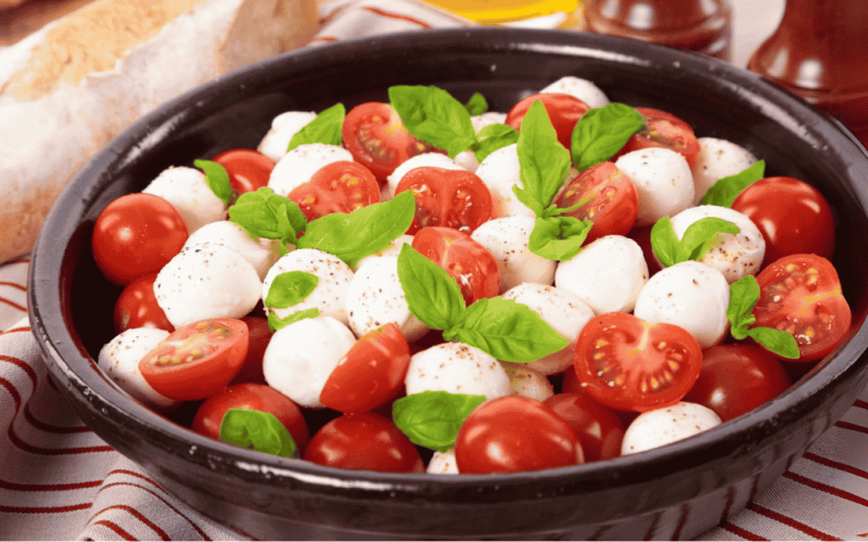 Essa Salada Italiana Tá Bombando e Só Leva 3 Ingredientes